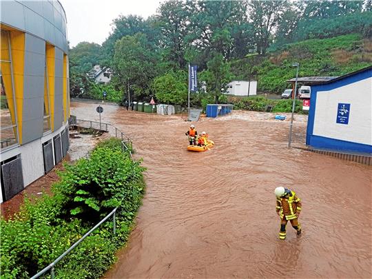 Ein Bild aus dem Jahr 2017: Am Güterbahnhof ist die Radau über die Ufer getreten, die Feuerwehr muss zum Teil mit Schlauchbooten in den Einsatz. Im Vergleich zu der Flutkatastrophe im Ahrtal ist das aber gar nichts, dort fielen in drei Stunden fast so viele Regenmengen wie 2017 in Bad Harzburg an zwei Tagen. Fotos: Feuerwehr/ Schlegel