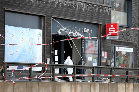 Ein Bild aus dem Januar 2023: Unbekannte haben den Geldautomaten in Torfhaus gesprengt.  Archivfoto: Neuendorf
