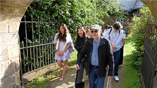 Ein Bild aus den Konzertarbeitswochen des vergangenen Jahres: Professor Arie Vardi mit seinen Schülern auf dem Weg vom St.-Annen-Haus zum Kreishaus.