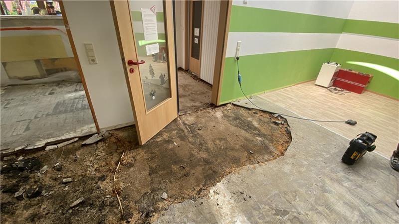 Ein Bild aus der Kita von vor ein paar Wochen: Nach der Trocknung ist die beschädigte Bausubstanz mittlerweile entfernt worden.