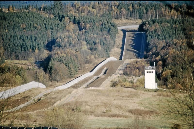 Ein Bild aus dunklen Tagen: Im Jahr 1989 zerschneidet die deutsch-deutsche Grenze den Harz auch noch bei Hohegeiß. Im Laufe der Jahre kamen in diesem Abschnitt sieben Menschen bei Fluchtversuchen ums Leben Foto: Archiv Manfred Gille/GZ-Archiv