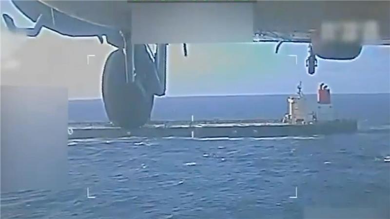 Erst Drogen, jetzt Öl: Was Trump mit Venezuela vorhat Ein Bild aus einem Video, das zeigen soll, wie ein Öltanker von US-Streitkräften beschlagnahmt wird. (Archivbild)