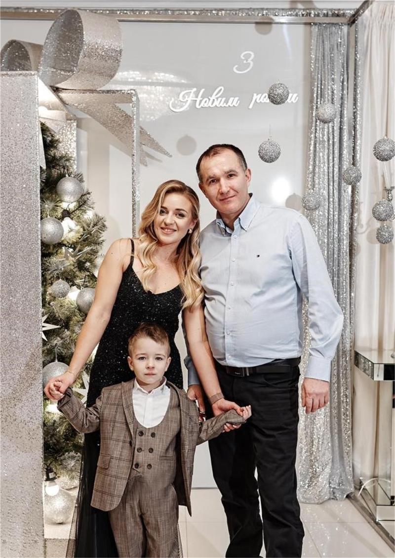 12. Dezember: Urkainer Jarek bringt Hoffnung zu den Menschen Ein Bild aus friedlichen Tagen: Jarek mit seiner Familie in der Ukraine. Foto: Privat