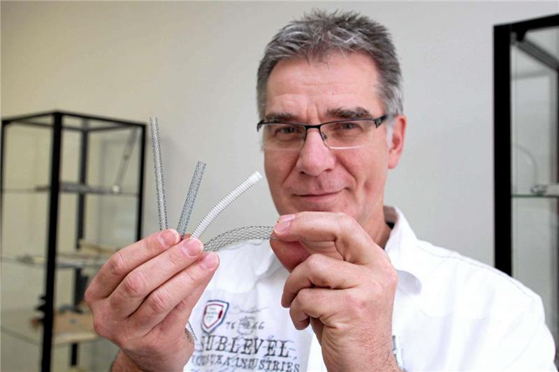 Ein Bild aus früheren Tagen: Dr. Günther Bauermeister mit verschiedenen Stents 2014 als Mitarbeiter von Asklepios. Foto: Schenk