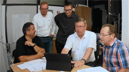 Ein Bild aus früheren Zeiten (v.l.): SPD-Chef Sigmar Gabriel schaut bei der Kommunalwahl im September 2016 mit den SPD-Mitgliedern Arkadiusz Szczesniak aus dem Ratsbüro und Junk-Referent Christian Burgart dem Wahlleiter Burkhard Siebert über die Schulter. Armin Kalbe kann das CDU-Ergebnis für seine Person entspannt nehmen – er trat nicht mehr an.
