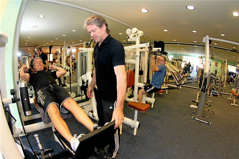 Studios im Wandel: Von der Muckibude zum Fitnesscenter Ein Bild aus ruhmreichen Tagen: Rolf Evers (auf dem kleinen Bild beim Gewinn der Europameisterschaft 1992) startete 13 Jahre lang bei internationalen Bodybuildingmeisterschaften auf der Bühne. Heute trainiert er die Kunden im eigenen Fitness-Center. Mit den Muckibuden der 70er- und 80er-Jahre haben diese Studios nicht mehr viel gemein. Foto: Schlegel/Privat