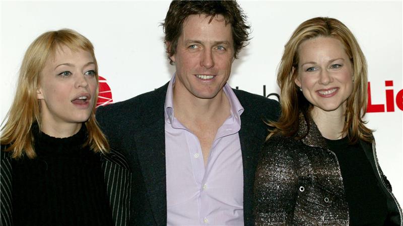 Ein Bild aus vergangenen „Romcom“-Zeiten: Hugh Grant mit Laura Linney und Heike Makatsch (links). (Archivbild)