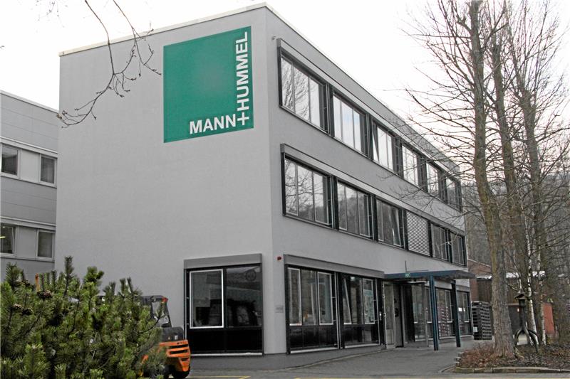 Ein Bild aus vergangenen Tagen: Der Namenszug Mann+Hummel gehört nicht mehr an die Werksgebäude. Fotos. GZ-Archiv