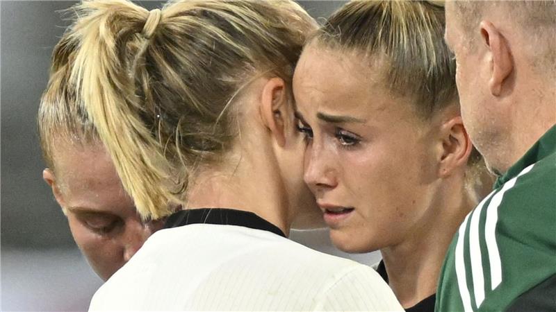 Schon wieder tragische Heldin: Gwinns EM-Traum geplatzt Ein Bild, das alles sagt: Für Giulia Gwinn ist die EM früh beendet.