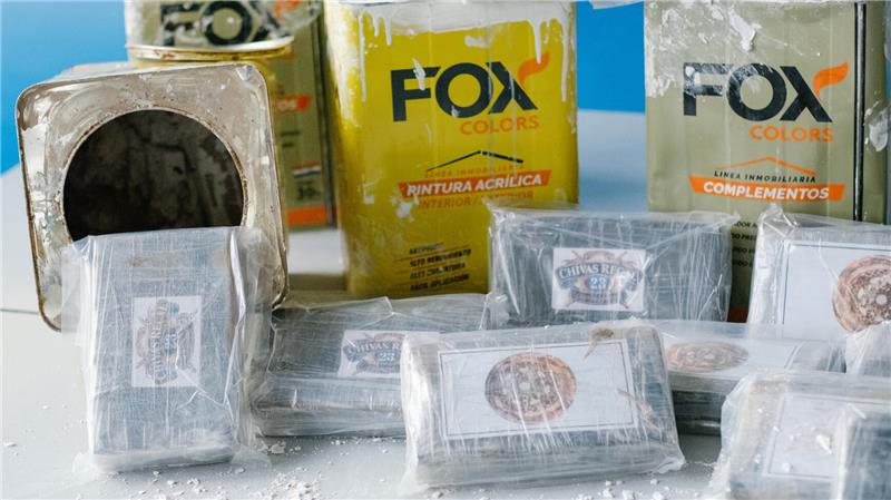 16 Kilogramm beschlagnahmtes Kokain liegen während einer Pressekonferenz im Landeskriminalamt Niedersachsen neben Dosen mit Spachtelmasse. 