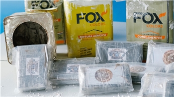 16 Kilogramm beschlagnahmtes Kokain liegen während einer Pressekonferenz im Landeskriminalamt Niedersachsen neben Dosen mit Spachtelmasse. 