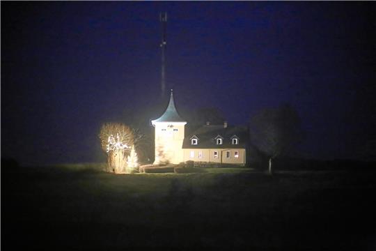 Ein Bild, das es so bislang noch nicht gab: Der Glockenturm in St. Andreasberg wird derzeit angestrahlt, obwohl der Weihnachtsbaum daneben auch leuchtet.  Foto: Jung