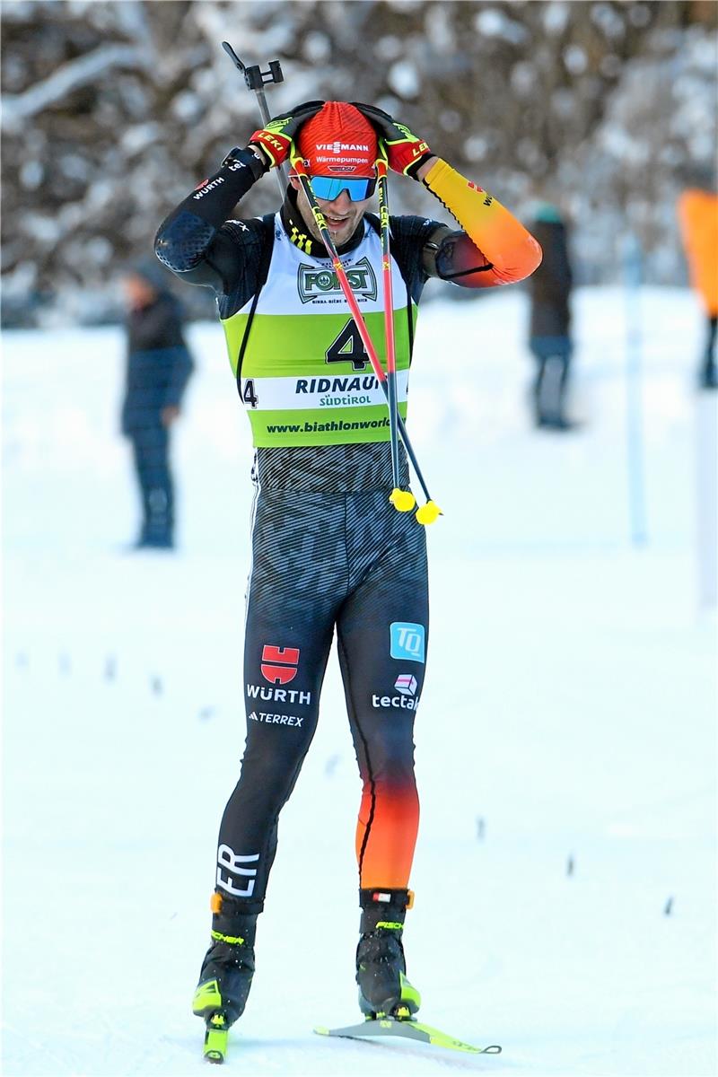 Ein Bild, das mehr als tausend Worte sagt: Danilo Riethmüller beim Zieleinlauf nach seinem Sieg im Massenstartrennen des IBU-Cups in Ridnaun. Foto: Deubert