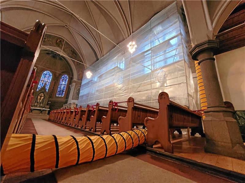 Bad Harzburger Lutherkirche bekommt intelligente Fenster Ein Bild, das sich in einem Gotteshaus nicht alle Tage bietet: Die Südseite der Lutherkirche ist in ein Gerüst gehüllt, was wiederum abgehängt ist, damit Schutt und Niederschlag nicht eindringen können. In erster Linie schützen davor aber Holzplatten (kleines Foto). Auch auf der Nordseite werden die großen Fenster ausgetauscht. Fotos: Exner