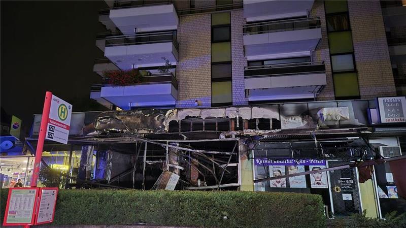 Sorge in Köln - Explosionsserie nimmt kein Ende Ein Bild der Verwüstung ist die zerstörte Fassade der Ladenzeile mit Wohnhaus.