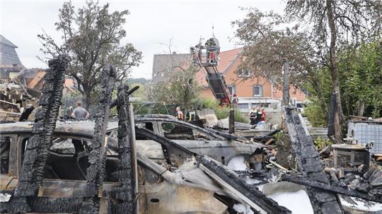 Ein Bild der Zerstörung: Die Flammen haben von zwei Häusern und einer Scheune nicht viel übriggelassen.