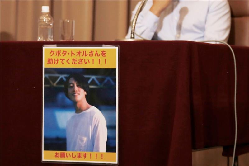 Massenamnestie in Myanmar: Junta lässt Ausländer frei Ein Bild des japanischen Journalisten Toru Kubota hängt an einem Tisch.