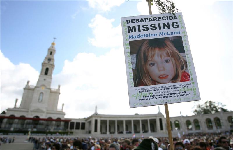 Seit 17 Jahren verschwunden: Eltern erinnern an Maddie Ein Bild des vermissten britischen Mädchens Madeleine McCann, das aus dem Strandort Praia da Luz in der Algarve verschwunden ist, wird im Schrein von Fatima hochgehalten.