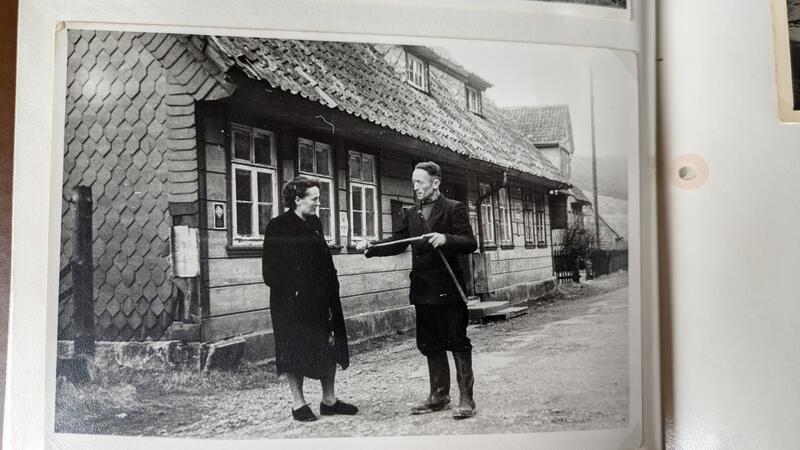 Ein Bild im Foto-Album von Eckard Owe zeigt die Kneipe „Glück Auf“, das kurz vor der Umsiedlung übergangsweise zur Schule wird.