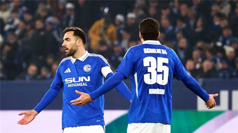 Schalke geht gegen Magdeburg unter: 2:5-Heimpleite Ein Bild mit Symbolcharakter: Schalke-Kapitän Kenan Karaman (l) und Marcin Kaminski gestikulieren