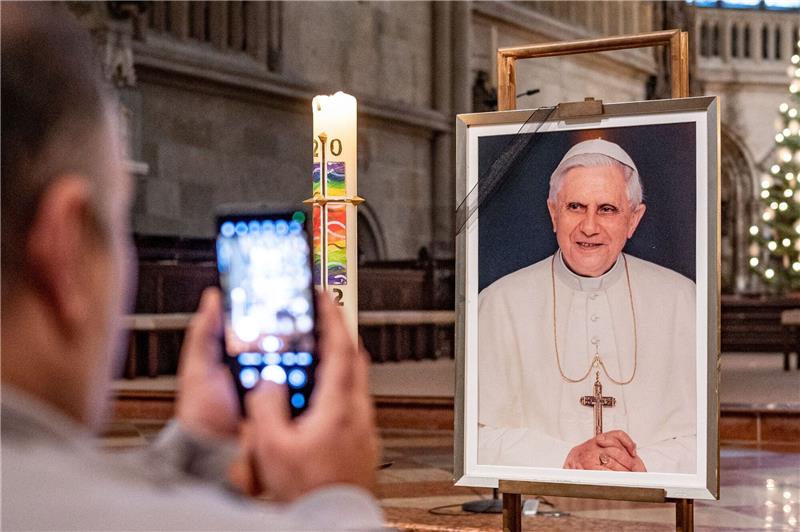„Ich bin mehr ein Professor” - Benedikt XVI. ist tot Ein Bild mit dem emeritierten Papst Benedikt XVI. steht im Dom St. Peter in Regensburg.