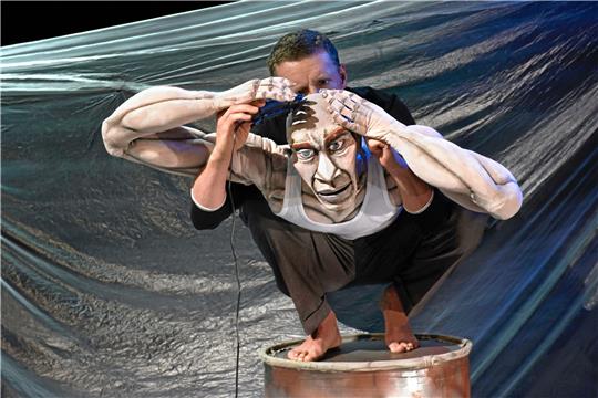 Ein Bild sagt mehr als tausend Worte? Manchmal ist das so. Was Figurentheater alles (sein) kann, zeigt der Blick auf diese Szene mit der beeindruckenden Titelfigur des Michael Kohlhaas: Das Kleist-Stück über Recht und Gerechtigkeit wird zur Eröffnung der 42. Goslarer Tage der Kleinkunst vom Theater Cipolla als Figurentheater mit Livemusik auf die Bühne gebracht. Foto: M. Menke