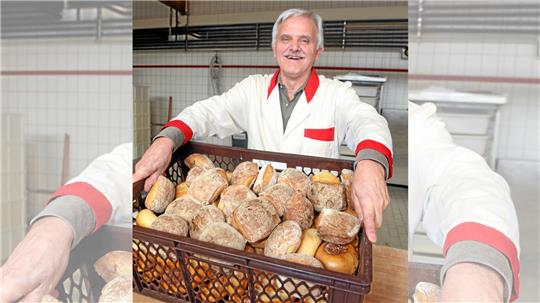 Ein Bild vom 100. Firmengeburtstag: So verdient ein gut gelaunter Bäckermeister Rüdiger Wolf seine Brötchen. Foto: GZ-Archiv