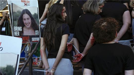 Ein Bild vom Oktober 2024 in Tel Aviv: Demonstrantinnen nehmen mit gefesselten Händen an einer Kundgebung teil, sie fordern die Freilassung der Geisel Naama Levy. Vorigen Samstag wurde sie aus der Geiselhaft der Hamas entlassen. Naama Levy stammt aus Goslars Partnerstadt Raanana.