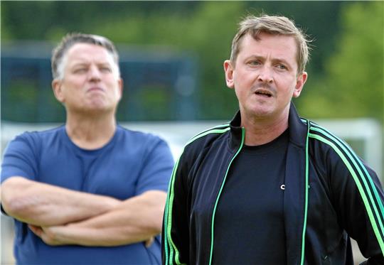 Ein Bild vom Trainingsauftakt der TSG Bad Harzburg im Juli: Rechts der inzwischen geschasste Hannes Deicke, im Hintergrund Abteilungsleiter Andreas Schrutek.  Foto: Epping