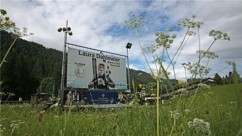 Ein Bild von Laura Dahlmeier steht am Biathlontrainingsgelände bei Garmisch-Partenkirchen. 