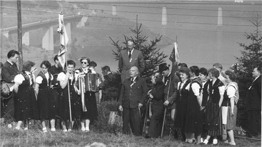 Ein Bild von Pressefotograf Herbert Ahrens zeigt die Feierstunde am 2. September 1956 auf dem Wiesenberg, bei der die Gründung des neuen Harzklub-Zweigvereins bekanntgegeben wird. In der Mitte: Bürgermeister Richard Böhm.