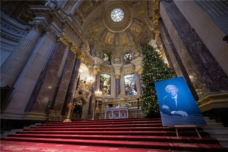Ein Bild von Wolfgang Schäuble vor dem Gedenkgottesdienst anlässlich des Trauerstaatsaktes für ihn im Berliner Dom.