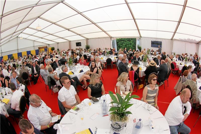 Ein Bild wie das obige aus dem vergangenen Jahr gibt es von der Rennwoche 2020 nicht, die Geselligkeit, die eigentlich beim Eröffnungsempfang gepflegt wird, ist in Corona-Zeiten nicht möglich.  Archivfoto: Schlegel