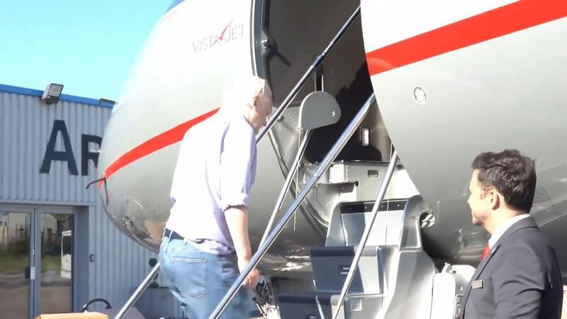 Ein Bildschirmfoto vom X-Konto von Wikileaks zeigt Julian Assange, wie er nach seiner Entlassung aus dem Gefängnis ein Flugzeug besteigt, um das Vereinigte Königreich zu verlassen.