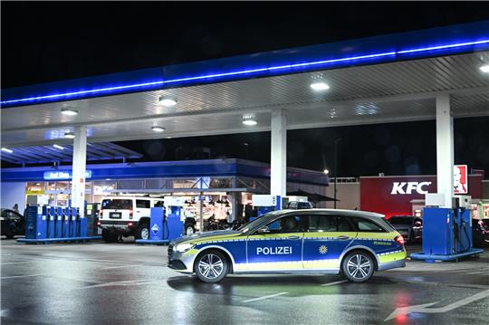 Ein Blankenburger beleidigt zwei Mitarbeiterinnen einer Aral-Tankstelle massiv. Symbolfoto: picture alliance/dpa | Felix Kästle