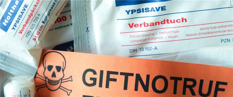 Notrufe durch vermeintliches Corona-Heilmittel Chlordioxid Ein Blatt mit der Giftnotrufnummer des Giftinformationszentrums liegt in einem Verbandskasten. Foto: picture alliance/dpa/dpa-Zentralbild | Sebastian Kahnert