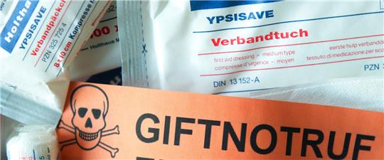 Ein Blatt mit der Giftnotrufnummer des Giftinformationszentrums liegt in einem Verbandskasten. Foto: picture alliance/dpa/dpa-Zentralbild | Sebastian Kahnert