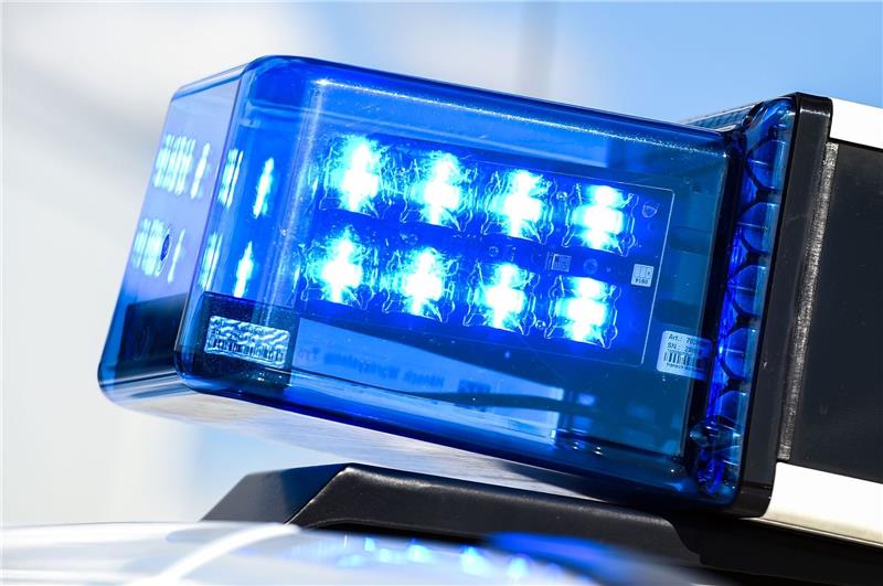Ein Blaulicht auf dem Dach eines Einsatzfahrzeugs.