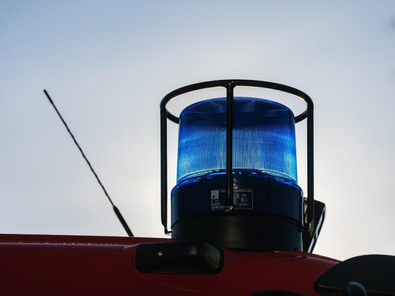 Ein Blaulicht auf dem Dach eines Einsatzfahrzeugs der Feuerwehr. Foto: Philipp von Ditfurth/dpa/Symbolbild