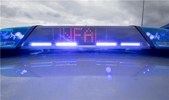 Ein Blaulicht auf dem Dach eines Polizeifahrzeugs mit der LED-Anzeige "Unfall".