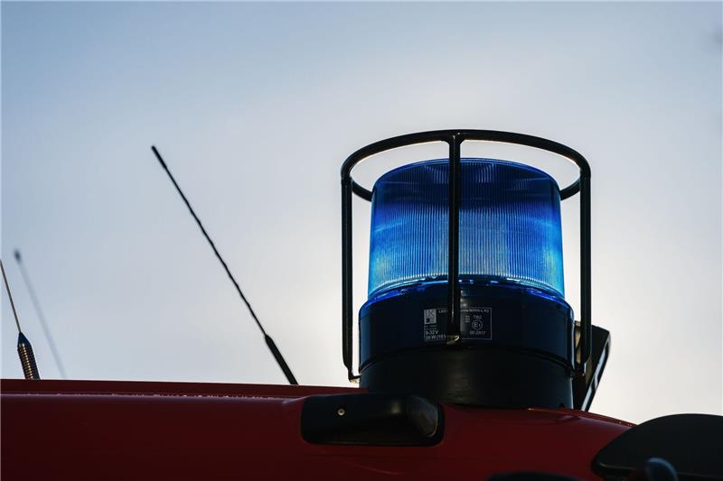 Schon wieder ein Flächenbrand in Astfeld: Brandstiftung? Ein Blaulicht auf dem Dach eines Einsatzfahrzeugs der Feuerwehr.