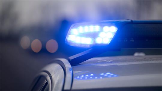 Ein Blaulicht blinkt an einem Polizeiauto. (Symbolbild)