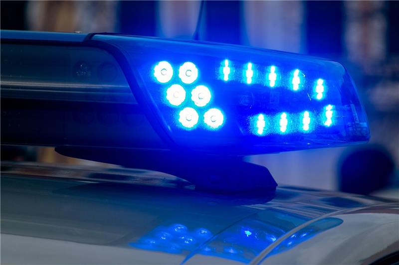 Ulm: Vater tötet siebenjährige Tochter und stellt sich Ein Blaulicht der Polizei leuchtet auf. (Symbolbild)