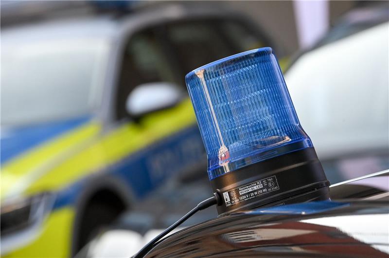 Polizeibericht: Parkendes Auto beschädigt, Einbruch in Kita Ein Blaulicht ist auf dem Dach eines Einsatzfahrzeuges der Polizei zu sehen.