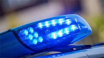 Ein Blaulicht ist auf dem Dach eines Polizeifahrzeugs zu sehen. (Symbolbild)