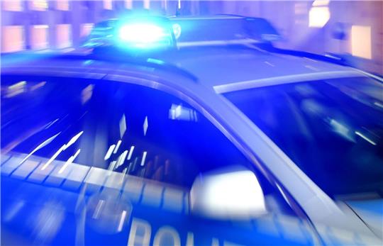Ein Blaulicht ist auf dem Dach eines Polizeifahrzeugs zu sehen. Symbolfoto: Rehder/dpa