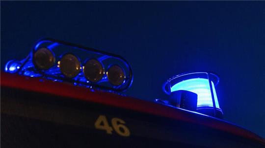 Ein Blaulicht ist auf einem Feuerwehr-Einsatzfahrzeug montiert.
