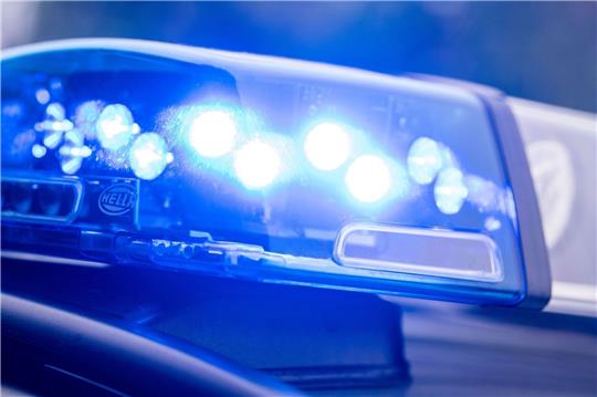 Ein Blaulicht leuchtet auf dem Dach einer Polizeistreife. Foto: Lino Mirgeler/dpa