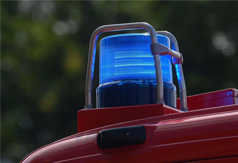 Scheune abgebrannt: Mehrere 100.000 Euro Schaden Ein Blaulicht leuchtet auf dem Dach eines Einsatzfahrzeugs der Feuerwehr.