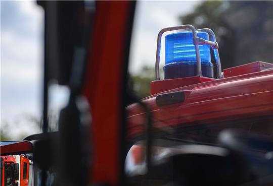 Ein Blaulicht leuchtet auf dem Dach eines Einsatzfahrzeugs der Feuerwehr.